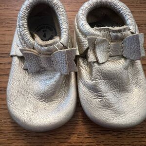 FRESHLY PICKED BOW MOCC MINI SOLES- SIZE 4- PLATINUM